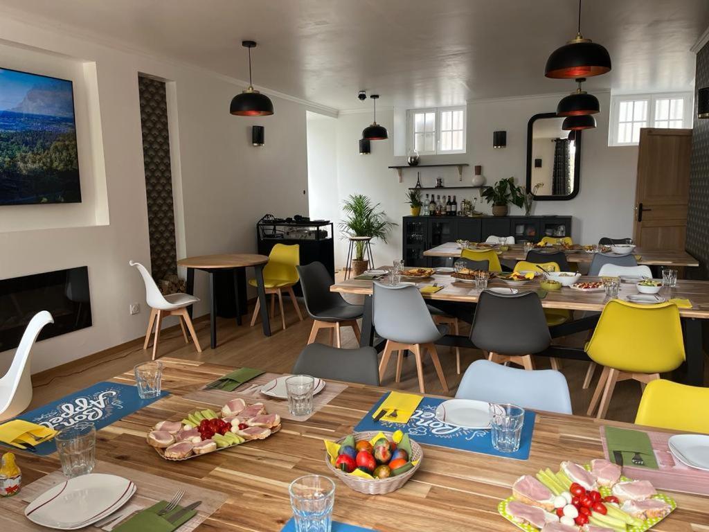 La Maison Des Amis En Normandie Pontfarcy Экстерьер фото